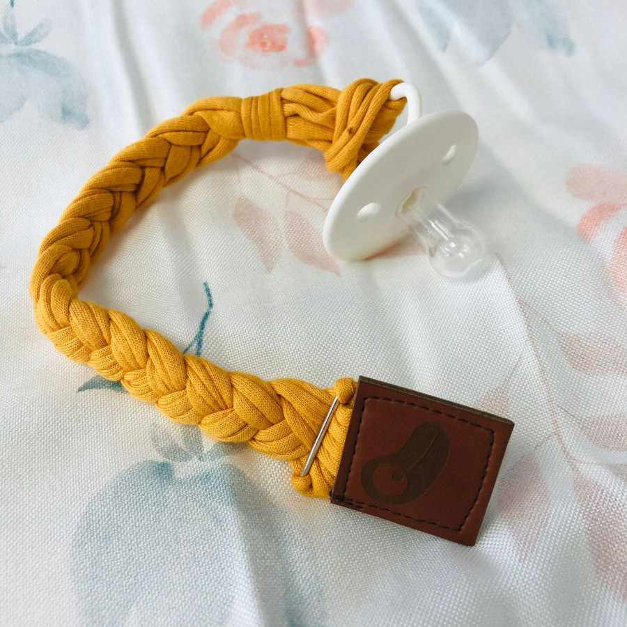 Warkoczykowa bawełniana zawieszka do smoczka Mustard / Hi Little One