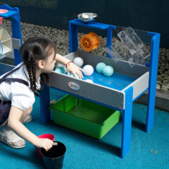 Stolik wodny-piaskowy z wodospadem i kołowrotkiem / Classic world