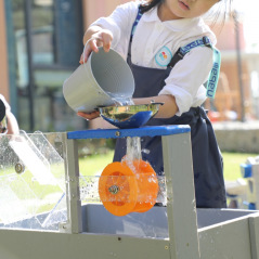 Stolik wodny-piaskowy z wodospadem i kołowrotkiem / Classic world