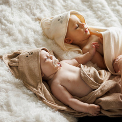 Ręczniczek bambusowy z kapturkiem i uszkami 100x100 cm Ciemny beżowy / Babyono